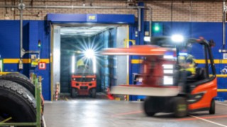 Stivuitor de la Linde Material Handling în uz la Michelin Tyre PLC.
