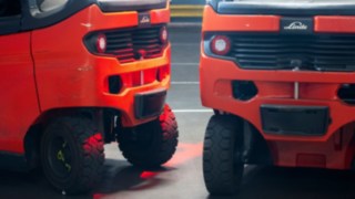 Linde Reverse Assist Radar în partea din spate a două stivuitoare cu contragreutate Linde E20.