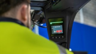 Ecranul din cabina operatorului afișează un mesaj de avertizare de la Linde Reverse Assist Radar.