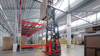 Linde L-MATIC HD la depozitarea mărfurilor la o înălțime de până la 4 metri