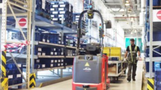 Trenul logistic autonom P-MATIC de la Linde Material Handling, cu geo-navigație, utilizat la Opel-Wien GmbH