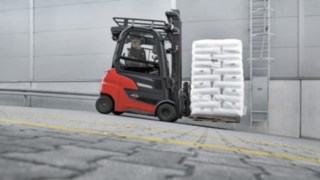 Linde Xi20 PH stăpânește fără efort chiar și pante provocatoare. Linde Xi20 PH transportă mărfuri pe o pantă.
