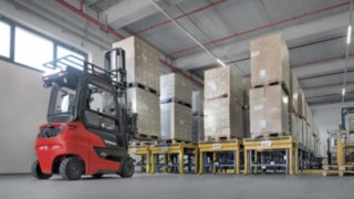 Modelele Linde Xi ating viteze de ridicare și coborâre cu până la 20 de procente peste media pieței. Stivuitorul electric Xi20 PH de la Linde Material Handling în depozitul de la Ostendorf.