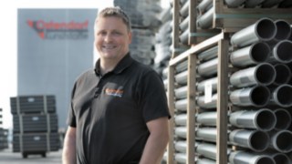 Marco Schillmöller se află în fața clădirii Gebr. Ostendorf Kunststoffe de la Vechta.