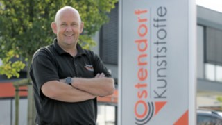 Uwe Fröhle se află în fața clădirii companiei Gebr. Ostendorf GmbH de la Vechta.