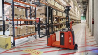 Transpaletul automatizat pentru înălțimi mari L-MATIC AC, de la Linde Material Handling în centrul logistic al Schneider Electric