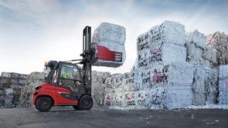 Stivuitoarele diesel de la Linde oferă putere și perseverență cu un consum minim de carburant. Stivuitoarele diesel H50 de la Linde Material Handling