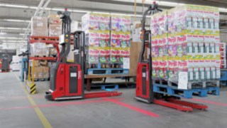 Două stivuitoare L-MATIC de la Linde Material Handling în depozit la TST