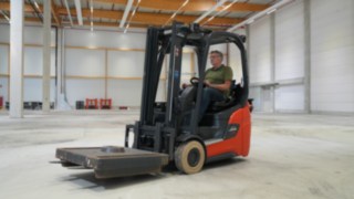 Imaginea îl arată pe renumitul expert în stivuitoare, care operează un Xi16 în timpul unui test.
