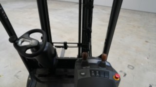 Vederea din cabina unui model Xi de la Linde Material Handling.