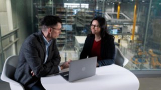 Un angajat Linde MH în timpul unei ședințe de consultanță cu un client