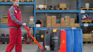 Transpalet T20 pentru ridicare la înălțimi reduse, de la Linde Material Handling Operator, cu transpaletul pentru înălțimi reduse T20, de la Linde Material Handling