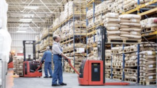 Transpaletul pentru înălțimi mari de ridicare de la Linde Material Handling, în utilizare la Meggle Wasserburg Transpaletul pentru înălțimi mari de ridicare de la Linde Material Handling, în utilizare la Meggle Wasserburg