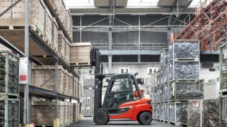 Stivuitorul pe gaz H25 de la Linde stivuiește paleți chiar și în interior. Stivuitorul pe gaz H25 de la Linde Material Handling