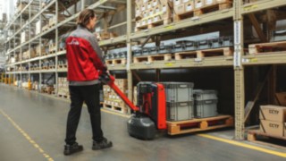 Transpaletul compact de la Linde Material Handling