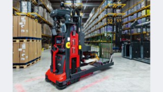 Sistemul Linde Robotic Case Picker (RoCaP) de la Linde MH, dotat cu un braț de prindere cu mai multe axe, pentru preluarea autonomă a comenzilor în depozit