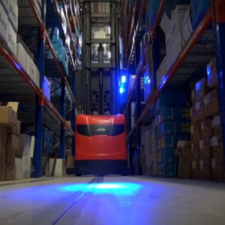 La clientul olandez MegaGroup, Linde a implementat o navigare semiautomată pe culoarele extrem de înguste. Videoclip cu utilizarea în depozitul clientului: La clientul olandez MegaGroup, Linde a implementat o navigare semiautomată pe culoarele extrem de înguste pentru stivuitoarele cu turelă.