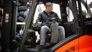 Videoclip: Scaunul rotativ al operatorului de la Linde Videoclip: Scaunul rotativ al operatorului de la Linde