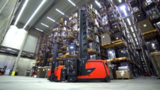 Stivuitorul combi Linde K pentru culoare extrem de înguste este proiectat flexibil pentru operațiunile de depozitare, extragere și picking din depozitele cu rafturi înalte. Videoclipuri despre funcțiile și avantajele stivuitorului combi Linde K pentru depozitare și picking, în depozitele cu rafturi înalte.