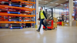Transpaleții pentru înălțimi mari de ridicare L10 – L16 B, de la Linde Material Handling Videoclip informativ despre transpaleții pentru înălțimi mari de ridicare L10 – L16, de la Linde Material Handling