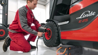 Schimbarea pneurilor la un stivuitor Linde