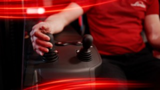 Joystick-uri cu acționare manuală în stivuitorul cu catarg retractabil Ri16 de la Linde MH