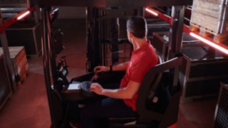 Operatorul este așezat în cabina ergonomică a stivuitorului telescopic Linde Ri16 MH.