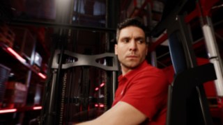 Prim-plan al operatorului în stivuitorul cu catarg retractabil Linde MH Ri16 ergonomic.