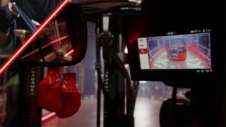 Cabina operatorului unui stivuitor electric Linde cu afișaj integrat