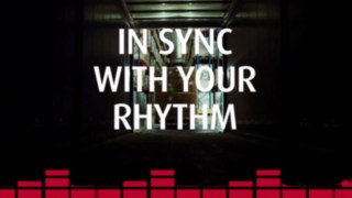 Vedere din zona de încărcare a unui camion, într-un depozit cu paleți și rafturi