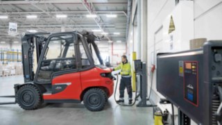 Stivuitor electric X 45 dotat cu tehnologie Li-ion de la Linde MH la stația de încărcare. Stivuitor electric X 45 dotat cu tehnologie Li-ion de la Linde MH la stația de încărcare.
