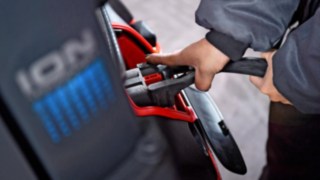 Reciclarea bateriilor Li-ION achiziționate de la Linde este gratuită în cadrul contractului de eliminare ca deșeu. Stivuitorul electric Linde E16 în timpul procesului de încărcare