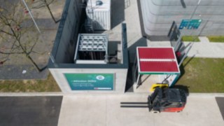 Rezervoare, conducte, acumulatori: stivuitoarele cu tehnologie cu pile de combustie necesită o infrastructură specială. Un stivuitor Linde la stația de alimentare cu hidrogen.