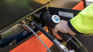 Timpii scurți de realimentare permit o disponibilitate generală sporită a stivuitoarelor. Vehiculul Linde este alimentat cu hidrogen.