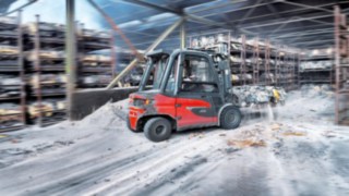 Stivuitorul electric X50 de la Linde MH transportă încărcături