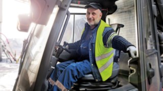 Un spațiu de lucru ergonomic ajută operatorul în munca de zi cu zi. Un spațiu de lucru ergonomic ajută operatorul în munca de zi cu zi.