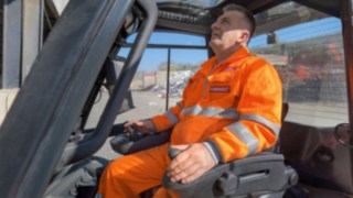 Control deplin cu joystickul de pe Linde Steer Control la Remondis. Control deplin cu joystickul de pe Linde Steer Control de la Linde Material Handling