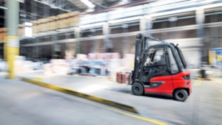 Electrostivuitorul E30 cu Linde Steer Control în utilizare la WDI Hamm. Electrostivuitorul E30 de la Linde Material Handling cu Linde Steer Control