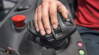 Forma joystick-ului multifuncțional Linde este adaptată precis anatomiei umane. Mâna operatorului stivuitorului se sprijină pe joystick-ul multifuncțional de la Linde Material Handling