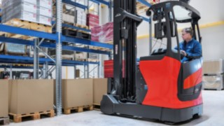 Un operator depozitează mărfuri cu un echipament de la Linde Material Handling