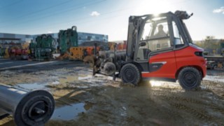 În interior, în exterior sau ambele: Stivuitoarele noastre electrice fac față unei game largi de provocări. Stivuitorul electric X45, de la Linde Material Handling, în acțiune în exterior.