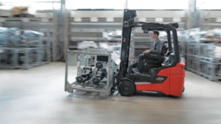 Un grup de persoane analizează mediul de lucru într-o hală logistică.