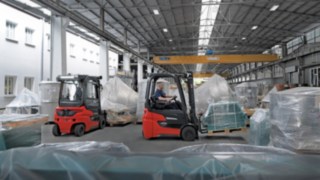 Stivuitoarele electrice Xi16 – Xi20, de la Linde Material Handling în utilizare la depozit.