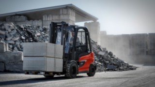 Stivuitorul electric X 35 de la Linde Material Handling, în utilizare în exterior.