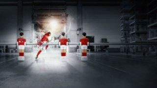 Stivuitoarele electrice X20 - X35 pot concura cu un stivuitor cu combustie internă chiar și în condiții extreme. Fotbalistul se eliberează de masa de fotbal și aleargă