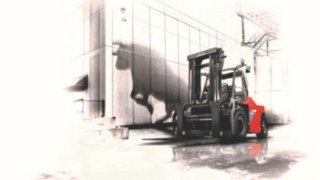 E160 de la Linde Material Handling în timpul transportului de sarcini mari.