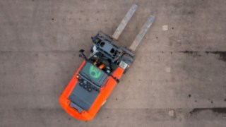 Stivuitoarele electrice pentru sarcini mari de la Linde Material Handling prezintă fiabilitate maximă. Stivuitor electric pentru sarcini mari de la Linde Material Handling în utilizare.