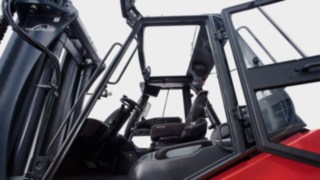 Suprafețele mari din sticlă din cabina operatorului stivuitoarelor electrice pentru sarcini mari de la Linde Material Handling asigură o vizibilitate clară.