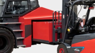 Modelul E30 de la Linde Material Handling înlocuiește bateria rapid și precis.