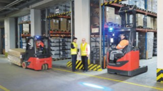 Planul de acțiune implementat de Linde Safety Scan este verificat la fața locului Două persoane revizuiesc Bluespot într-un depozit
